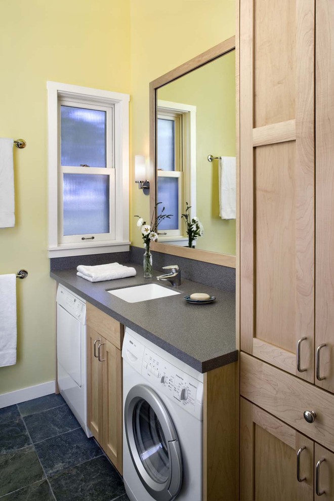 サンフランシスコにあるラスティックスタイルのおしゃれな浴室 (淡色木目調キャビネット、スレートの床、黄色い壁、黒い床、洗濯室) の写真