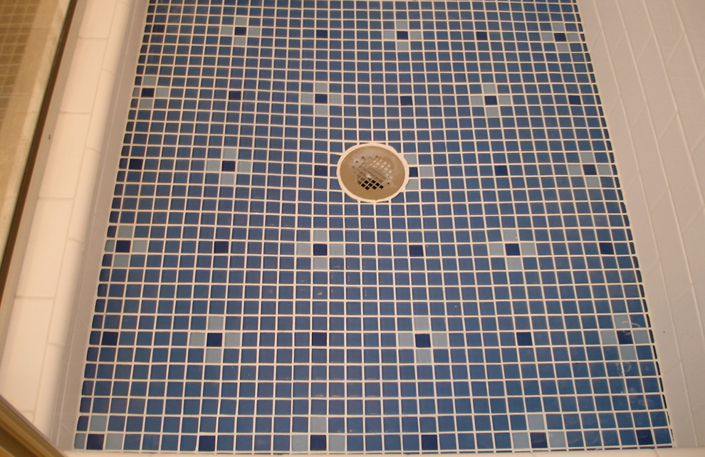 Ispirazione per una stanza da bagno con doccia chic di medie dimensioni con doccia ad angolo, WC monopezzo, piastrelle blu, piastrelle bianche, piastrelle diamantate, pareti blu, lavabo a colonna e porta doccia a battente