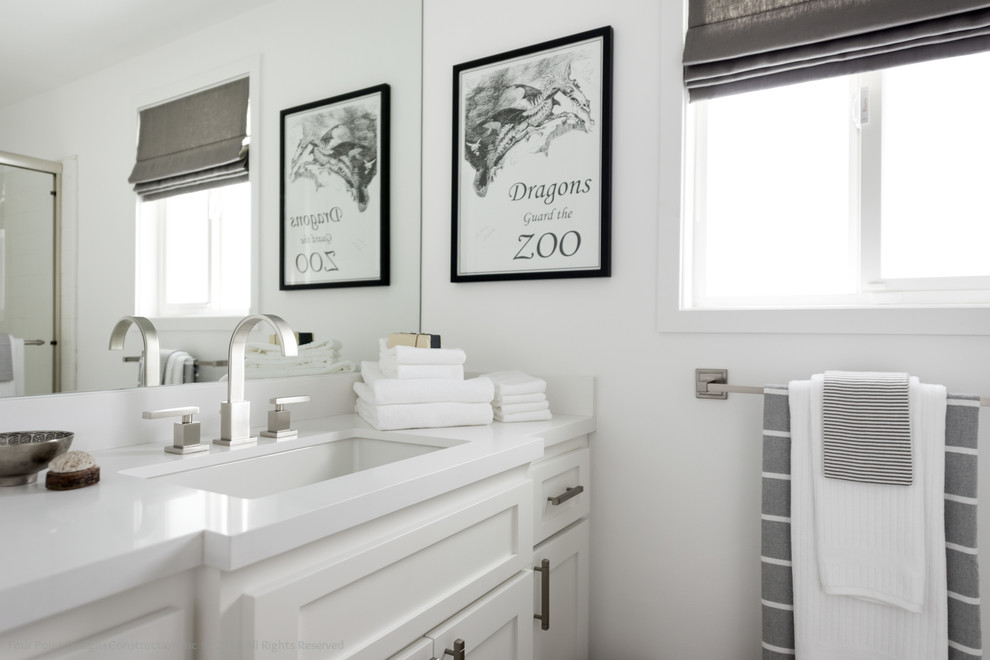 Ispirazione per una piccola stanza da bagno chic con ante in stile shaker, ante bianche, pareti bianche e pavimento in legno massello medio