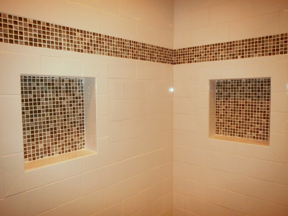 ワシントンD.C.にあるお手頃価格の小さなカントリー風のおしゃれなバスルーム (浴槽なし) (シェーカースタイル扉のキャビネット、白いキャビネット、御影石の洗面台、マルチカラーのタイル、茶色い壁、スレートの床) の写真