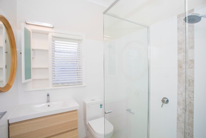 Immagine di una stanza da bagno minimal con pavimento con piastrelle a mosaico