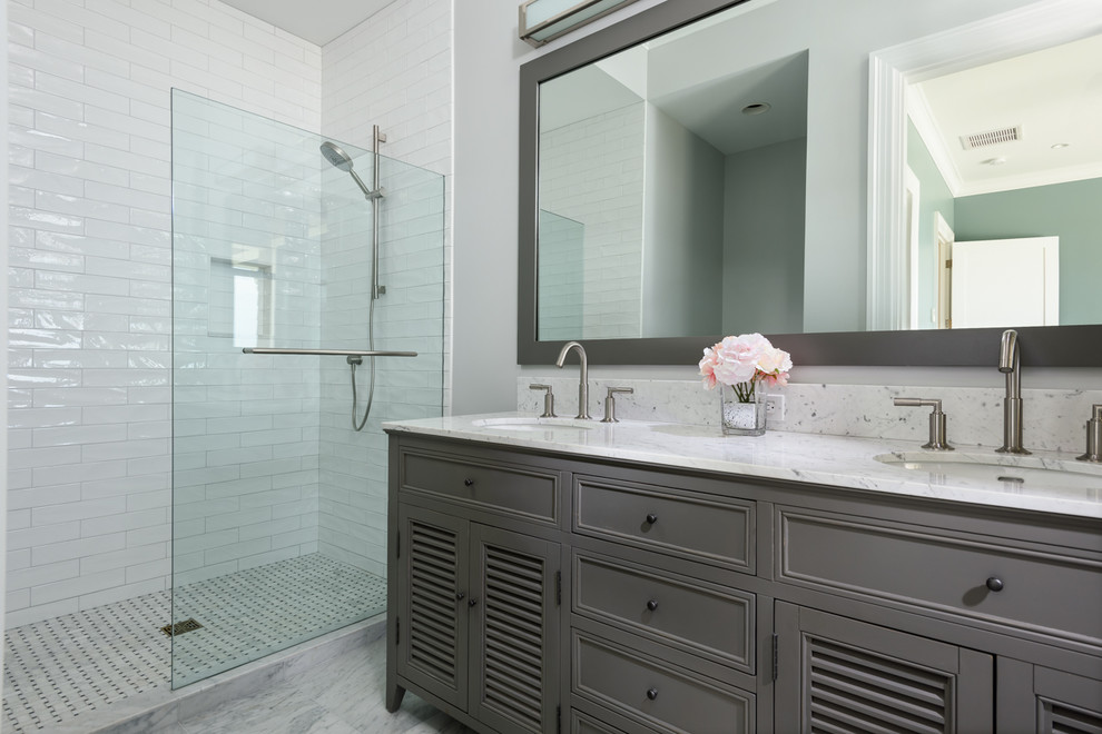 Exempel på ett mellanstort maritimt badrum, med möbel-liknande, grå skåp, en öppen dusch, vit kakel, keramikplattor, grå väggar, marmorgolv, ett undermonterad handfat, grått golv, med dusch som är öppen och bänkskiva i kvartsit