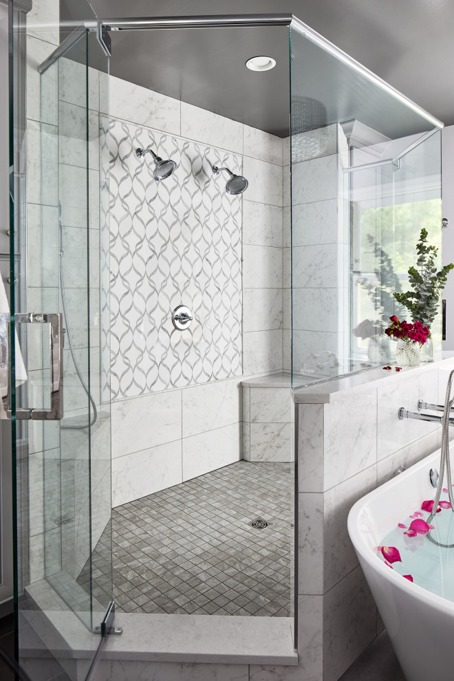 Foto på ett stort vintage en-suite badrum, med ett fristående badkar, en dubbeldusch, porslinskakel, grå väggar, klinkergolv i porslin och grått golv