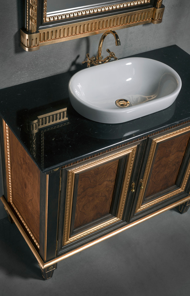 Esempio di una stanza da bagno padronale tradizionale di medie dimensioni con ante in legno bruno, lavabo da incasso, top in marmo, top nero, un lavabo e mobile bagno freestanding