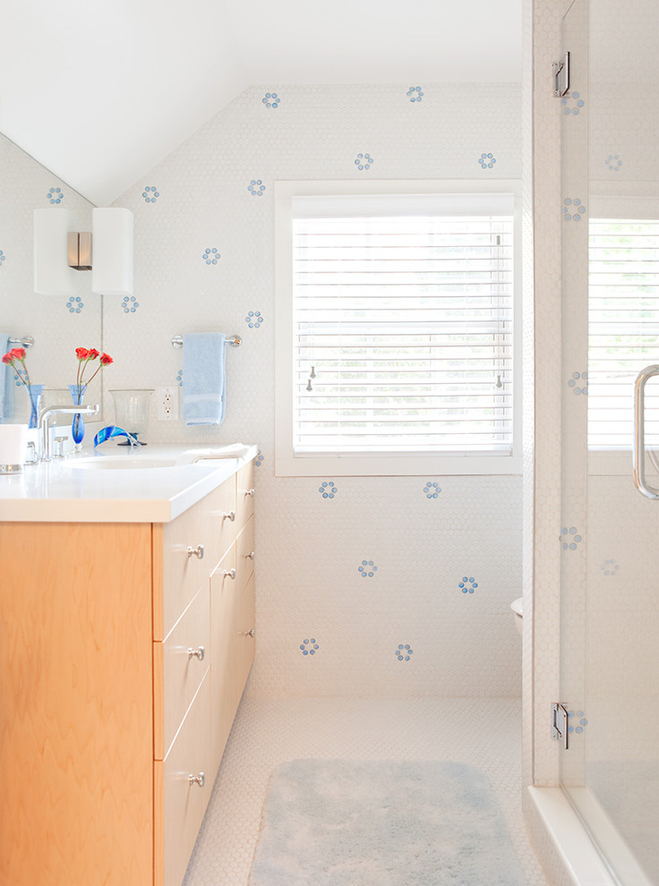 Immagine di una stanza da bagno boho chic con ante lisce e ante in legno chiaro