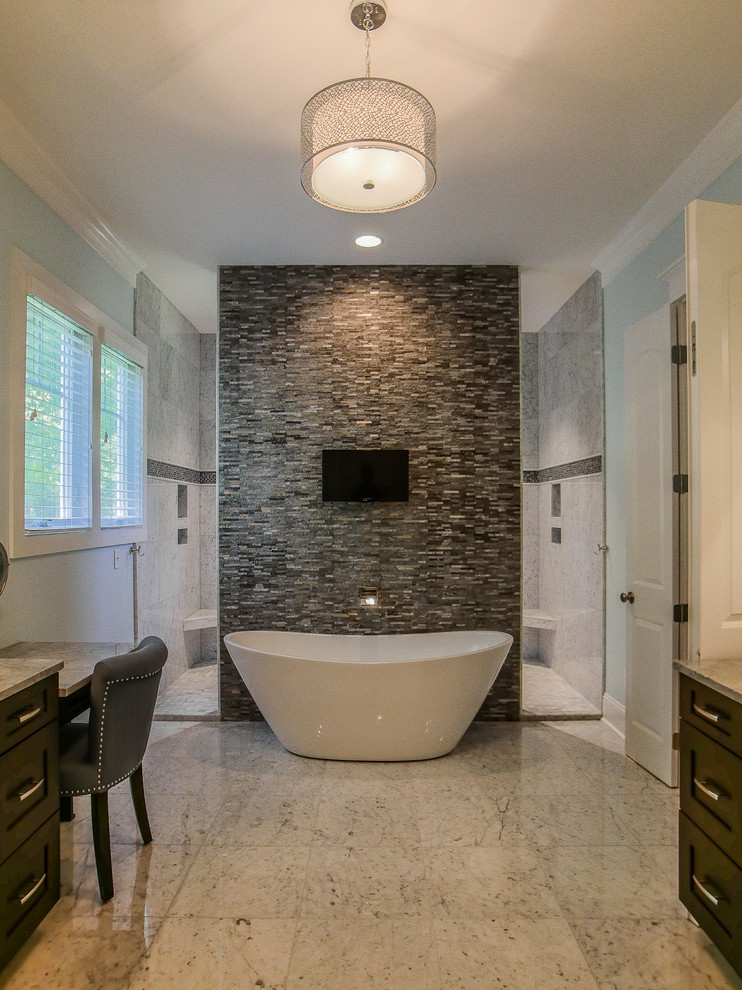 Esempio di una grande stanza da bagno padronale classica con ante in stile shaker, ante in legno bruno, vasca freestanding, doccia alcova, pareti grigie, pavimento beige e doccia aperta