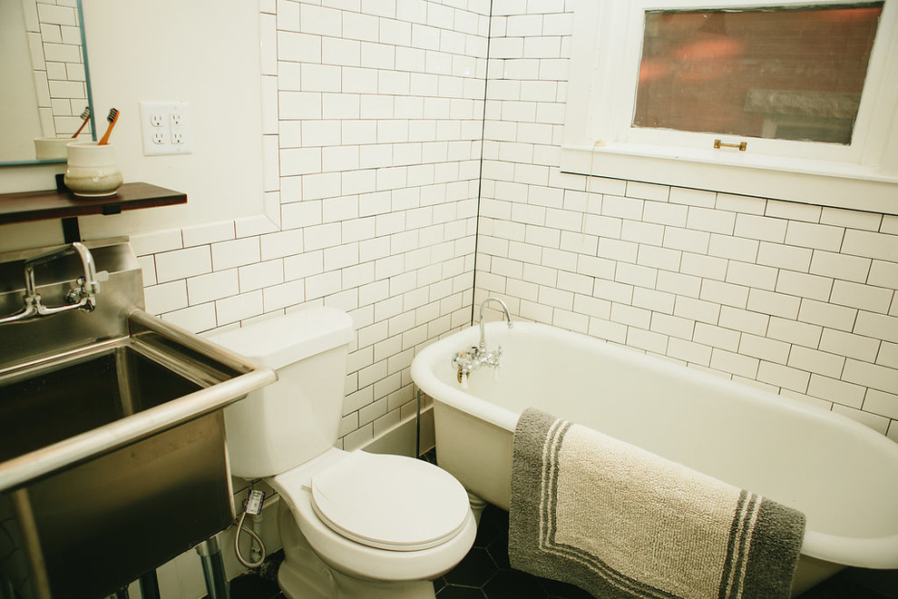 Идея дизайна: маленькая ванная комната в стиле лофт с ванной на ножках, белой плиткой, полом из цементной плитки, раковиной с пьедесталом и черным полом для на участке и в саду
