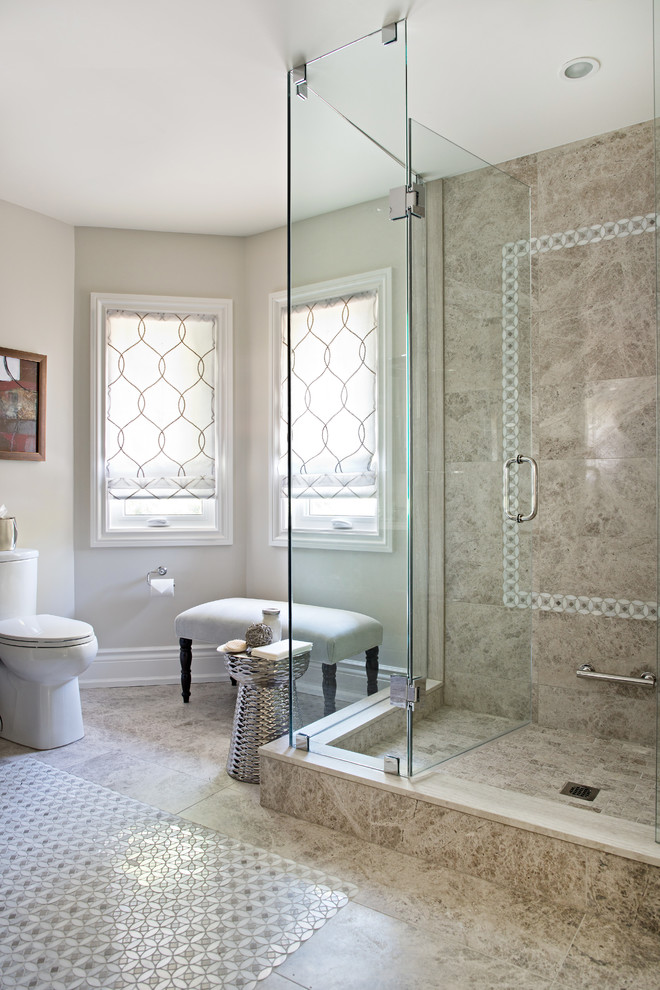 Modelo de cuarto de baño principal tradicional renovado grande con sanitario de una pieza, baldosas y/o azulejos beige, baldosas y/o azulejos de porcelana, paredes beige y suelo de baldosas de porcelana