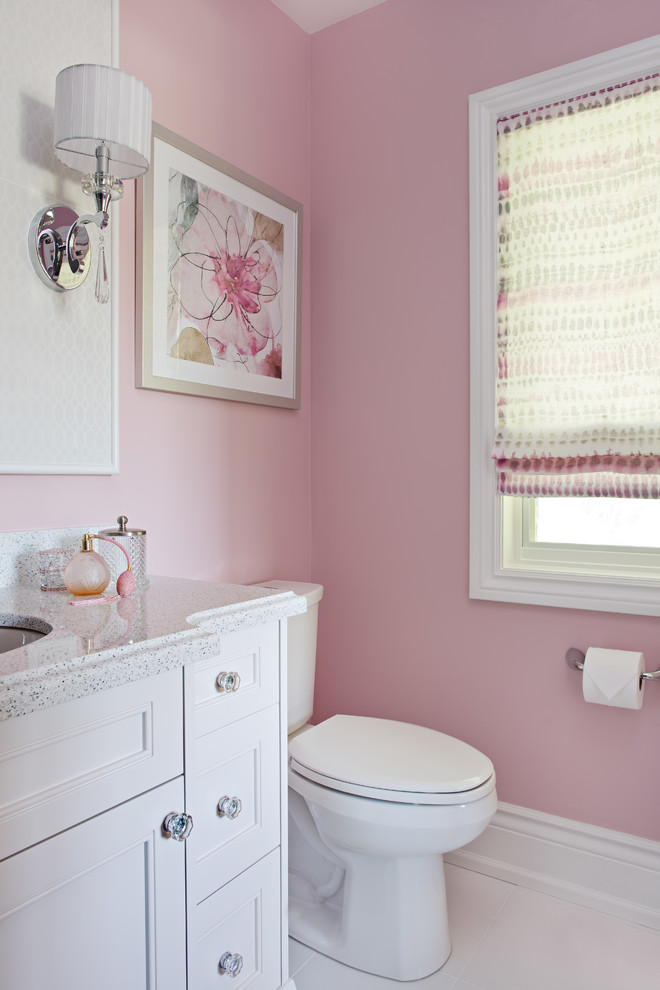 Aménagement d'une salle de bain classique de taille moyenne pour enfant avec un lavabo encastré, un placard à porte affleurante, des portes de placard blanches, un plan de toilette en quartz modifié, WC à poser, un carrelage blanc, des carreaux de porcelaine, un mur rose et un sol en carrelage de porcelaine.