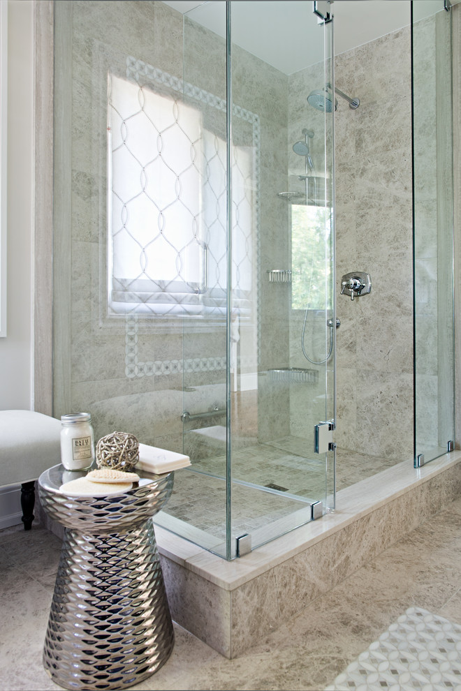 Ejemplo de cuarto de baño principal clásico renovado grande con lavabo bajoencimera, baldosas y/o azulejos de porcelana, paredes beige, suelo de baldosas de porcelana y baldosas y/o azulejos beige