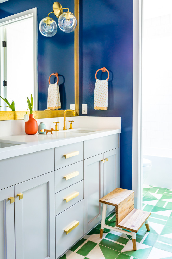 Foto de cuarto de baño vintage con armarios estilo shaker, puertas de armario azules, paredes azules, aseo y ducha, lavabo bajoencimera y suelo verde