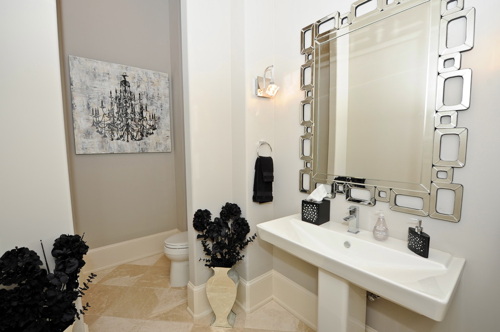Immagine di una stanza da bagno con doccia minimal con lavabo a colonna, WC monopezzo, pareti grigie e pavimento in marmo