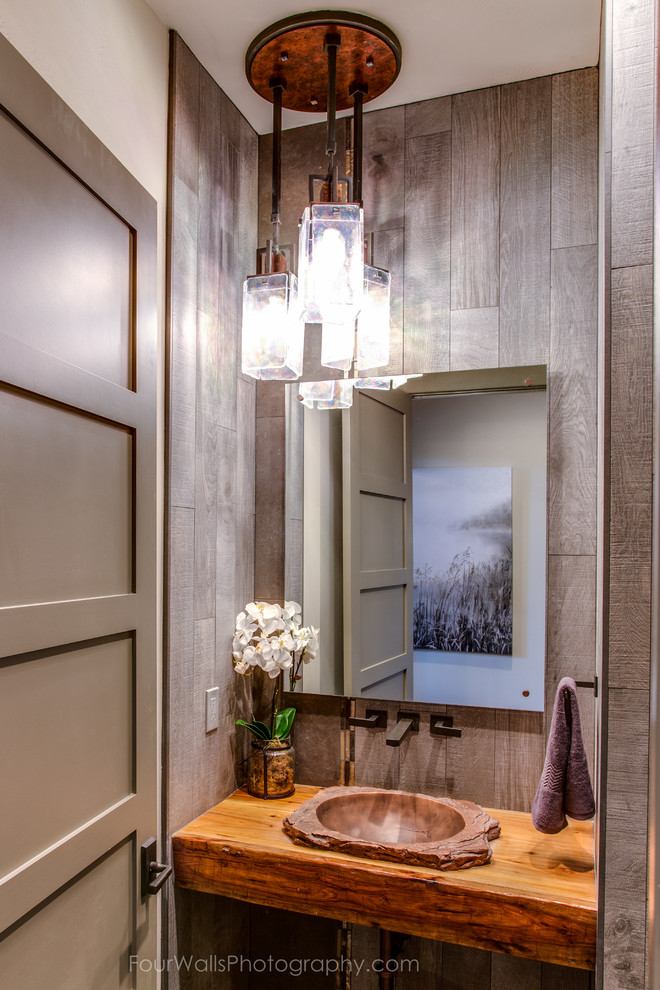 Foto di una stanza da bagno con doccia stile rurale con nessun'anta, ante in legno scuro, WC monopezzo, pareti beige, pavimento in legno massello medio, lavabo integrato e top in legno