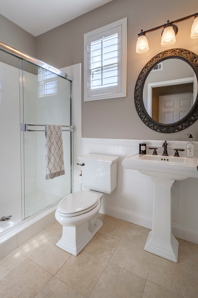 Стильный дизайн: ванная комната среднего размера в классическом стиле с открытым душем, унитазом-моноблоком, бежевой плиткой, керамической плиткой, серыми стенами, полом из травертина, душевой кабиной и раковиной с пьедесталом - последний тренд