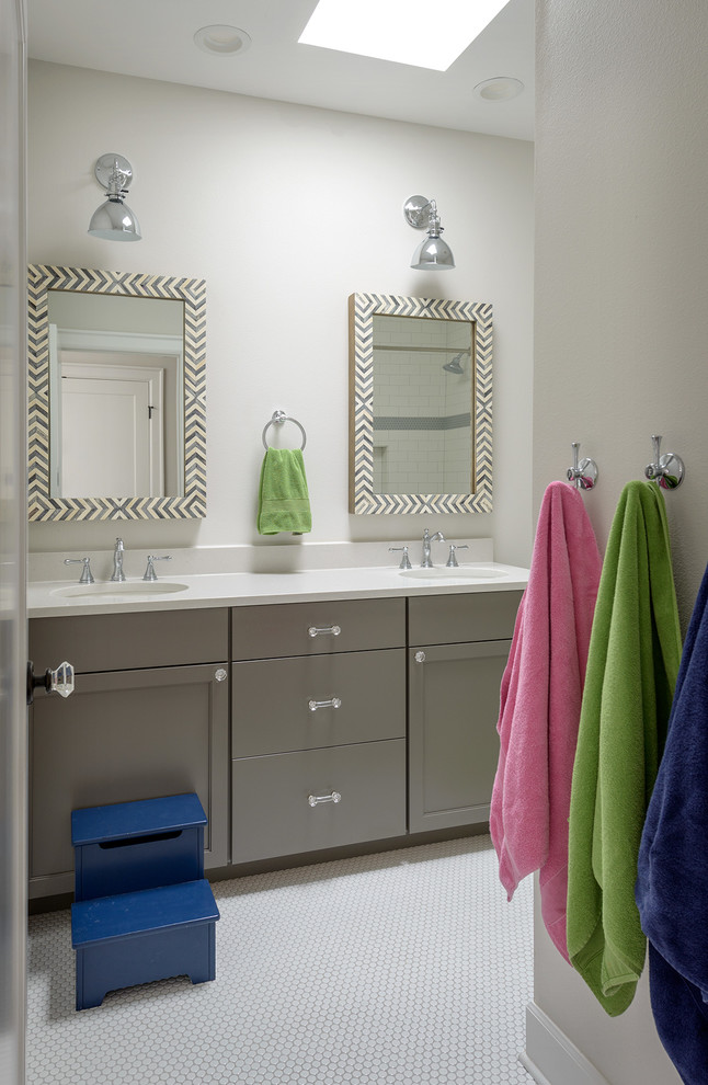 Modelo de cuarto de baño clásico renovado con lavabo sobreencimera, armarios estilo shaker, puertas de armario grises, paredes blancas y suelo con mosaicos de baldosas