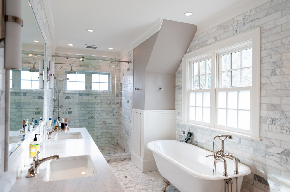 Cette image montre une grande douche en alcôve principale traditionnelle avec une baignoire indépendante, un carrelage gris, un mur gris, un lavabo encastré, un sol gris, une cabine de douche à porte coulissante et un plan de toilette turquoise.