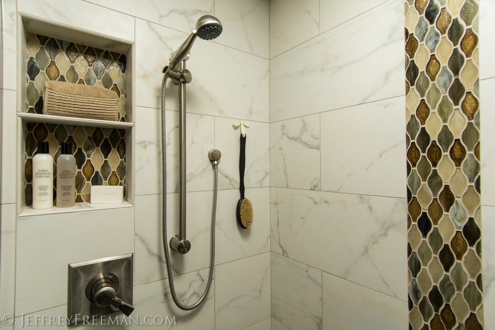 Cette image montre une salle de bain craftsman avec une douche d'angle.
