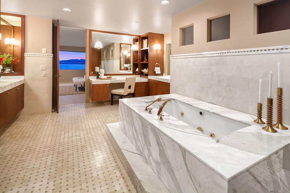Стильный дизайн: большая главная ванная комната в стиле ретро с плоскими фасадами, коричневыми фасадами, накладной ванной, мраморной плиткой, бежевыми стенами и мраморной столешницей - последний тренд