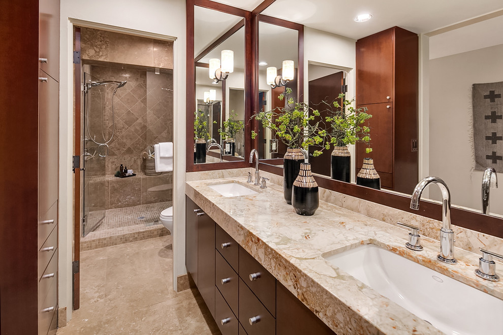 Пример оригинального дизайна: большая главная ванная комната в стиле ретро с плоскими фасадами, коричневыми фасадами, накладной ванной, мраморной плиткой и накладной раковиной