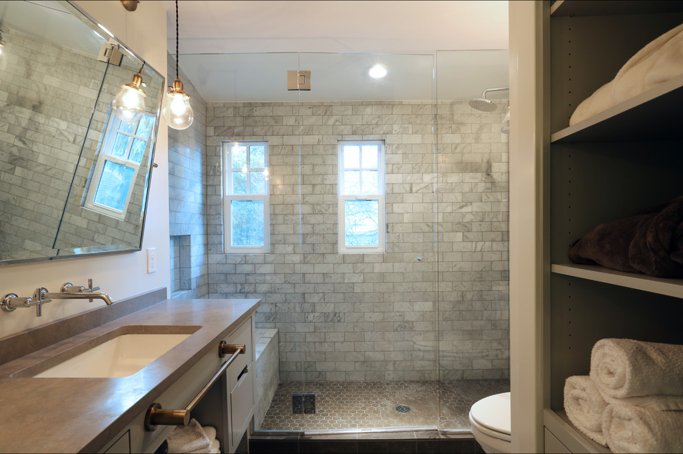 Inspiration för mellanstora eklektiska badrum, med ett undermonterad handfat, möbel-liknande, grå skåp, bänkskiva i kalksten, grå kakel, stenkakel, vita väggar, kalkstensgolv, en öppen dusch och en toalettstol med separat cisternkåpa