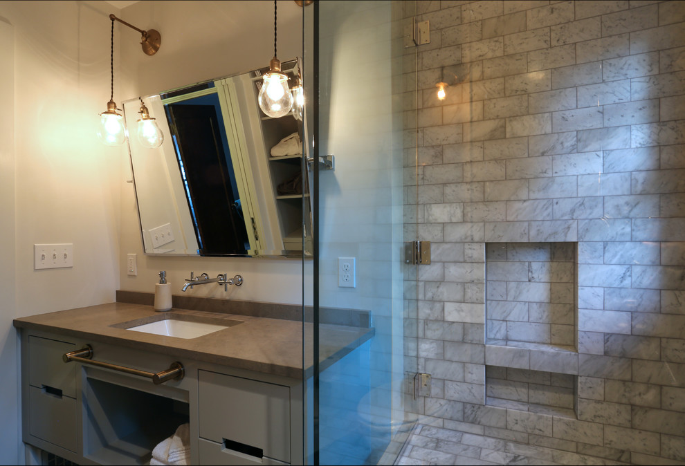 Inspiration för mellanstora eklektiska badrum, med ett undermonterad handfat, möbel-liknande, grå skåp, bänkskiva i kalksten, grå kakel, stenkakel, vita väggar, kalkstensgolv, en kantlös dusch och en toalettstol med separat cisternkåpa
