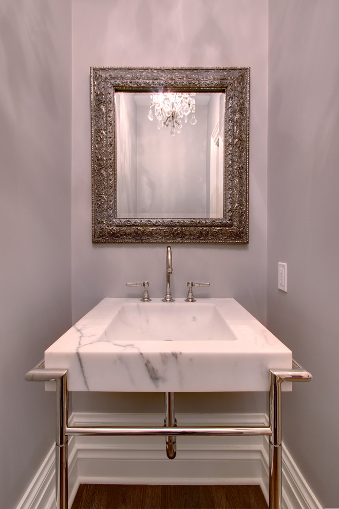Источник вдохновения для домашнего уюта: туалет среднего размера в классическом стиле с подвесной раковиной, серыми стенами и темным паркетным полом