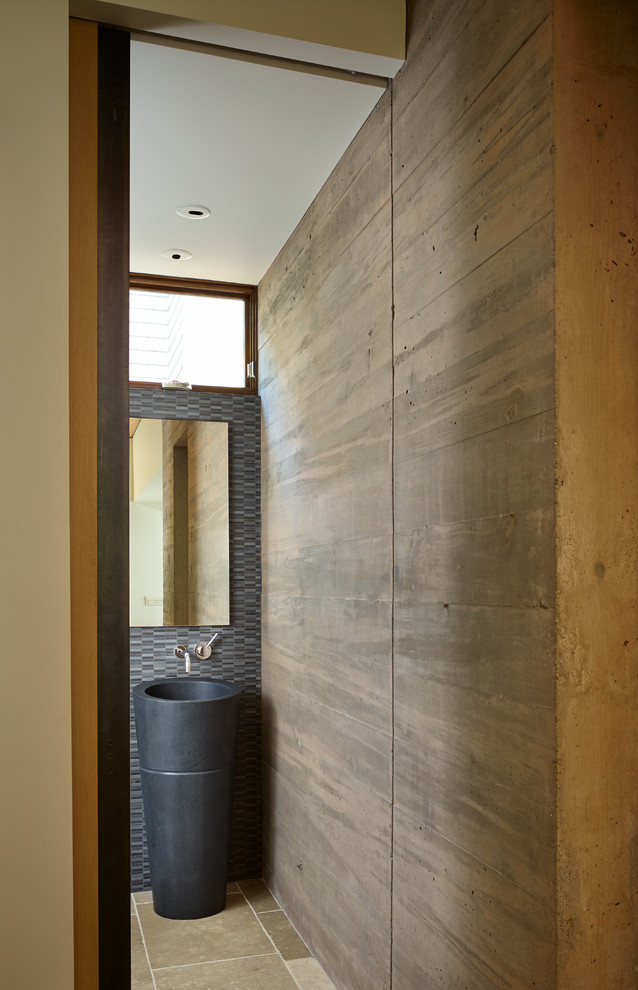 Идея дизайна: ванная комната в современном стиле с монолитной раковиной и серой плиткой