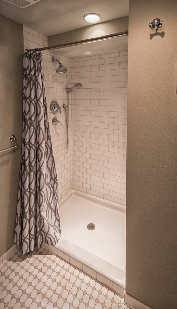 Cette image montre une petite douche en alcôve traditionnelle avec un placard à porte shaker, un carrelage blanc, un carrelage métro et un mur beige.