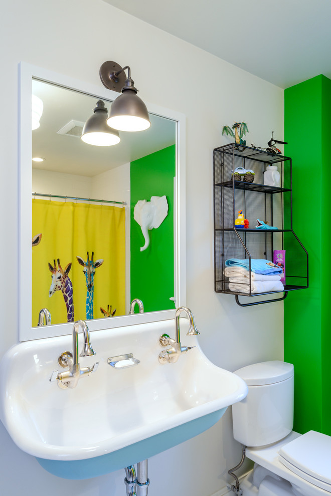 Foto de cuarto de baño clásico con ducha empotrada, sanitario de dos piezas, paredes blancas y lavabo de seno grande