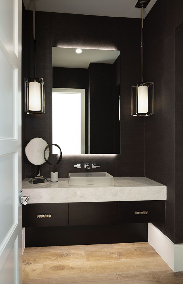 Пример оригинального дизайна: главная ванная комната в средиземноморском стиле с темными деревянными фасадами