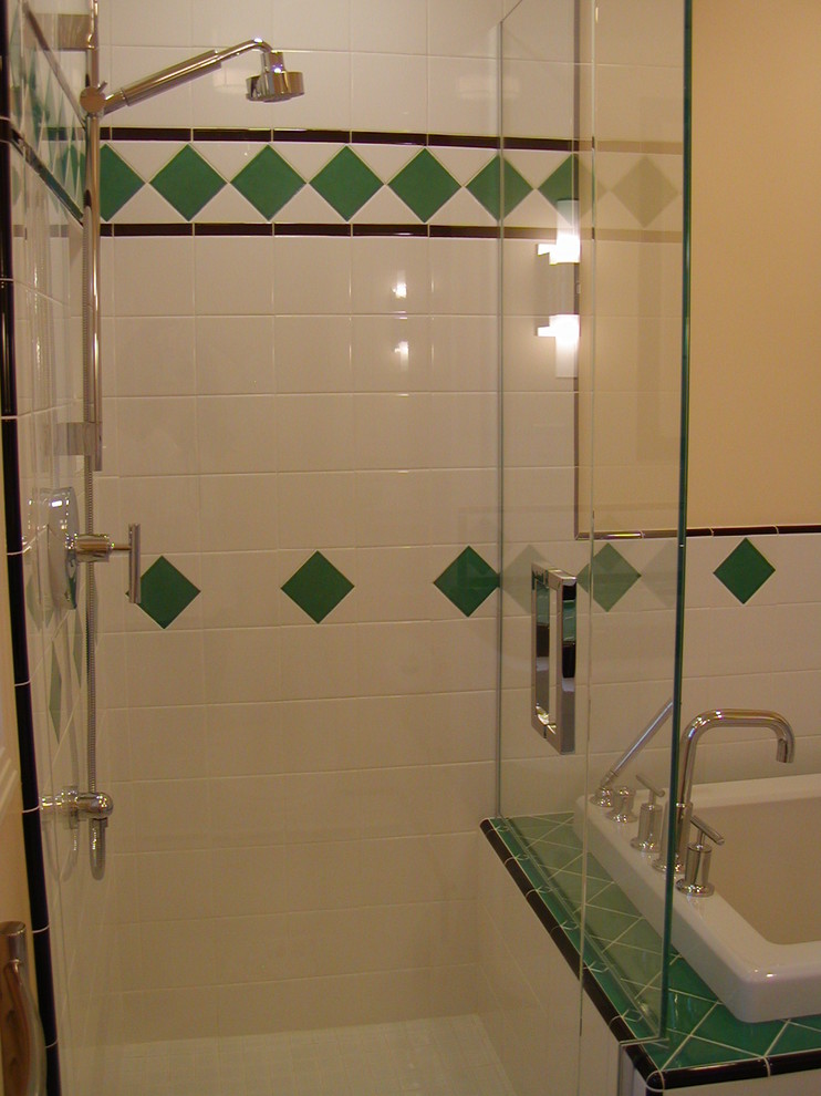 Réalisation d'une salle de bain principale bohème de taille moyenne avec un lavabo encastré, des portes de placard blanches, une baignoire en alcôve, une douche d'angle, un carrelage vert, des carreaux de céramique, un mur beige et un sol en carrelage de céramique.