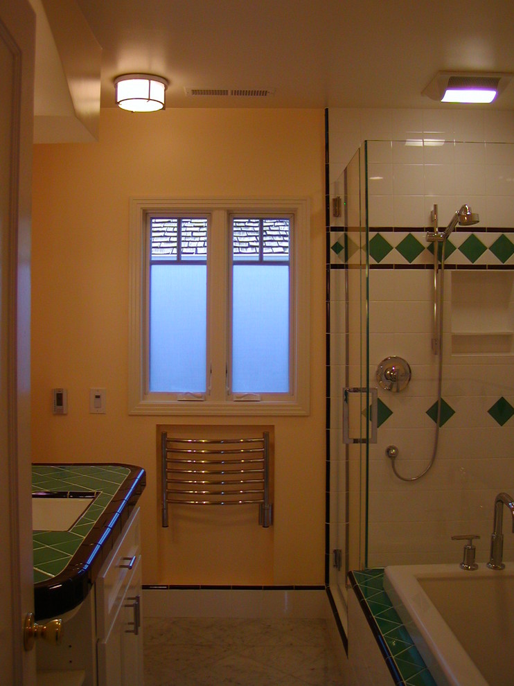Cette photo montre une salle de bain principale éclectique de taille moyenne avec un lavabo encastré, des portes de placard blanches, une baignoire en alcôve, une douche d'angle, un carrelage vert, des carreaux de céramique, un mur beige et un sol en carrelage de céramique.