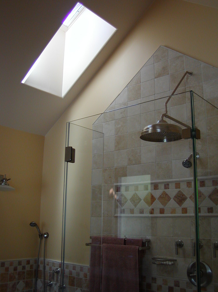 Immagine di una grande stanza da bagno padronale design con ante in legno scuro, vasca ad angolo, doccia ad angolo, piastrelle beige, piastrelle in ceramica e pareti beige