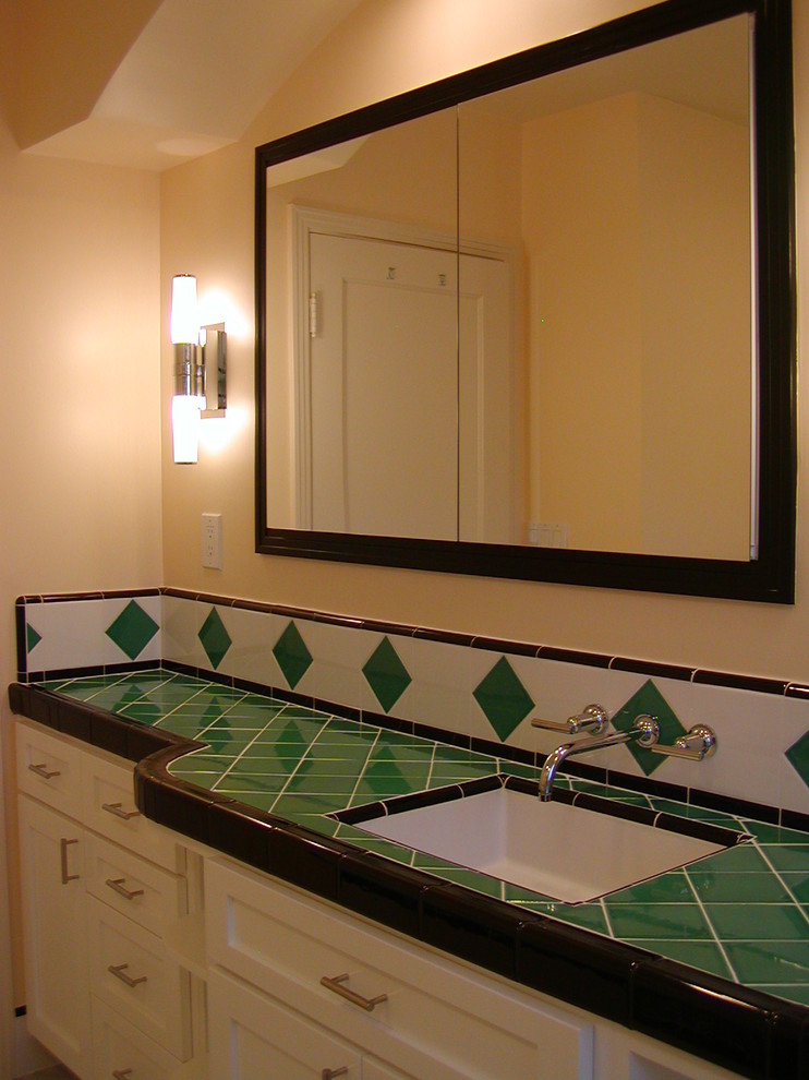 Inspiration pour une salle de bain principale bohème de taille moyenne avec un lavabo encastré, des portes de placard blanches, une baignoire en alcôve, une douche d'angle, un carrelage vert, des carreaux de céramique, un mur beige et un sol en carrelage de céramique.