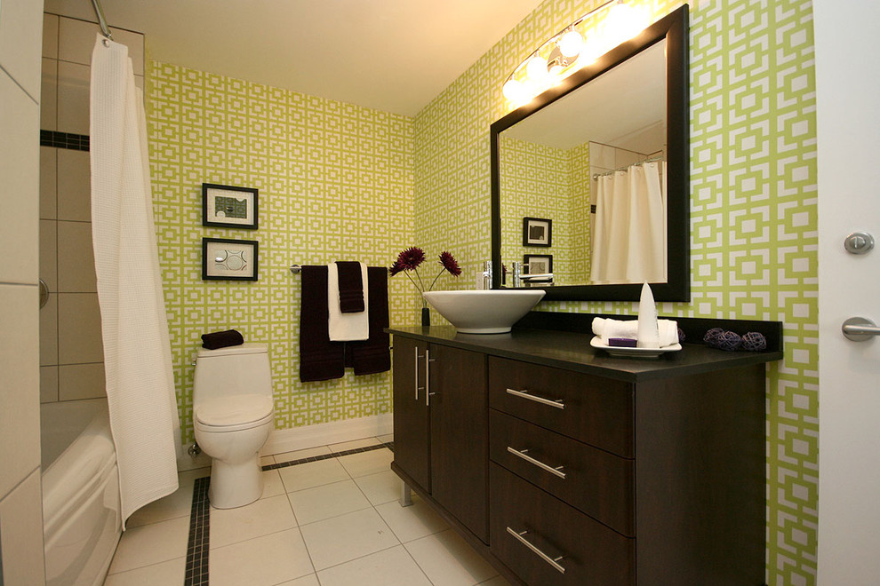 Ejemplo de cuarto de baño contemporáneo con lavabo sobreencimera