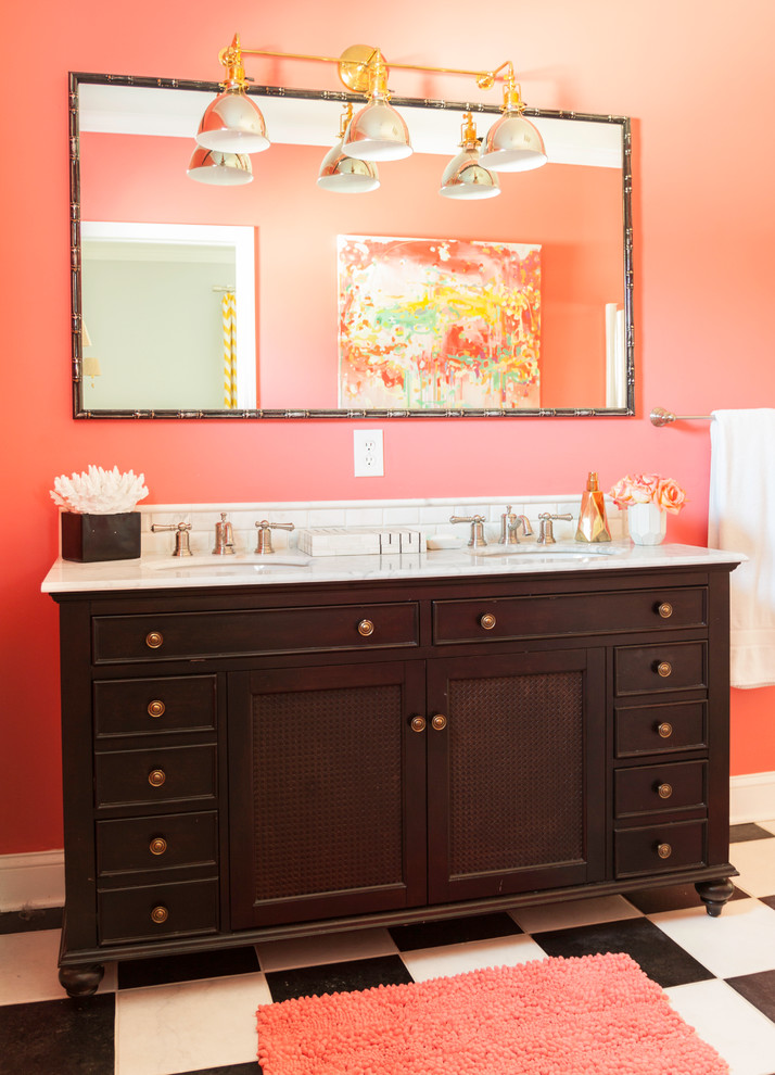 Idee per una stanza da bagno padronale tradizionale di medie dimensioni con consolle stile comò, ante in legno bruno, pareti arancioni, lavabo sottopiano e top in marmo