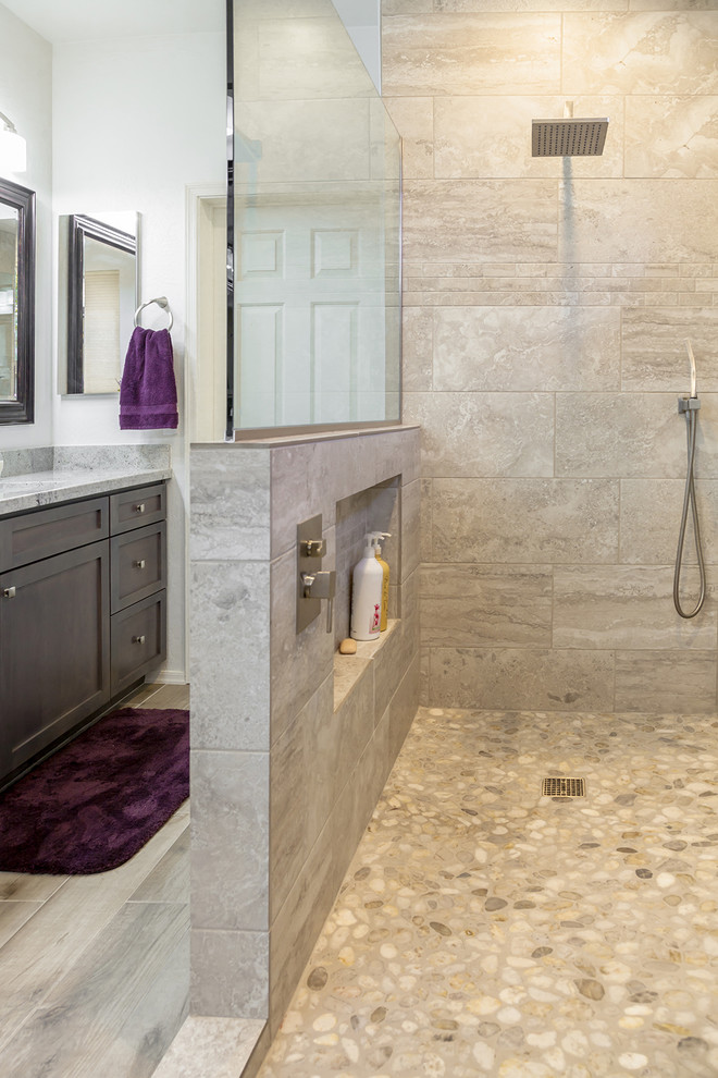 Exempel på ett mellanstort klassiskt en-suite badrum, med luckor med infälld panel, skåp i mörkt trä, en dusch i en alkov, en toalettstol med hel cisternkåpa, beige kakel, porslinskakel, orange väggar, klinkergolv i porslin, ett undermonterad handfat, granitbänkskiva, brunt golv och med dusch som är öppen