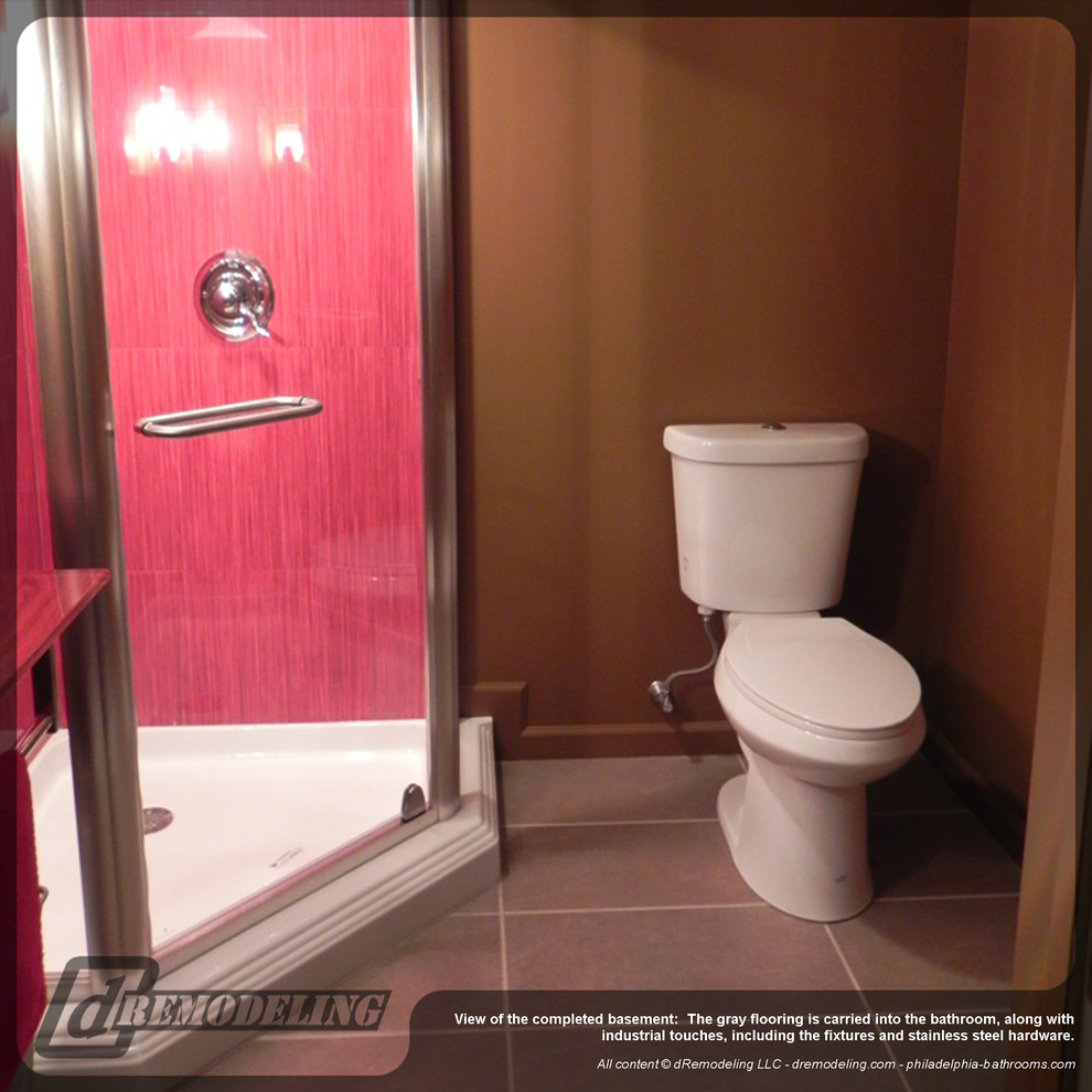 На фото: маленькая ванная комната в стиле фьюжн с подвесной раковиной, угловым душем, раздельным унитазом и коричневыми стенами для на участке и в саду