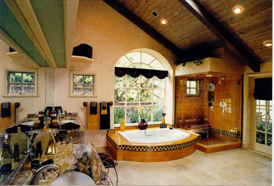 Свежая идея для дизайна: огромная главная ванная комната в стиле фьюжн с гидромассажной ванной, угловым душем и полом из керамической плитки - отличное фото интерьера