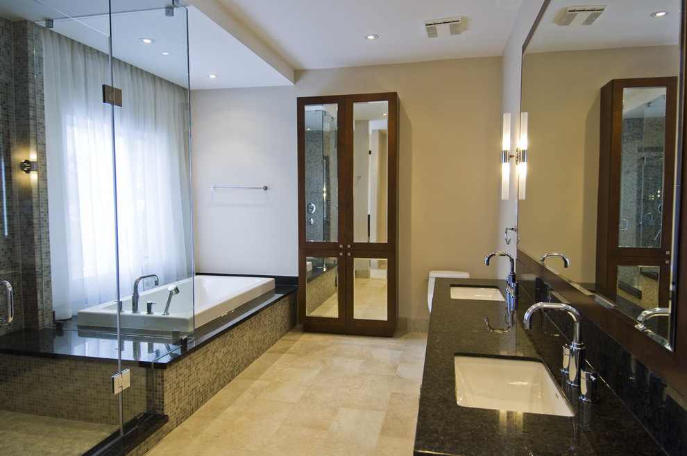 Cette image montre une salle de bain design en bois foncé avec un lavabo encastré, un plan de toilette en granite, une baignoire posée et une douche d'angle.