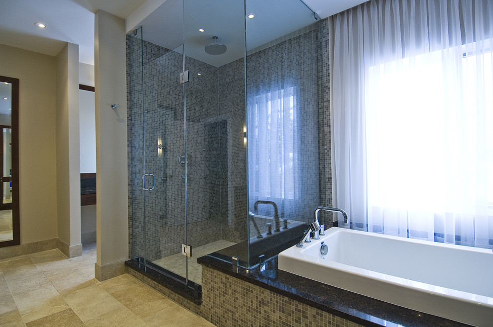 Idéer för ett modernt badrum, med ett platsbyggt badkar, en hörndusch och mosaik