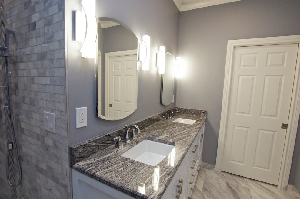 Exempel på ett stort modernt en-suite badrum, med ett fristående badkar, en dusch i en alkov, grå kakel, tunnelbanekakel, grå väggar, klinkergolv i porslin, ett undermonterad handfat och granitbänkskiva