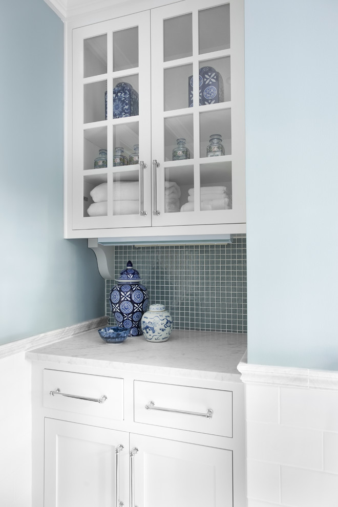 Ejemplo de cuarto de baño clásico con baldosas y/o azulejos en mosaico