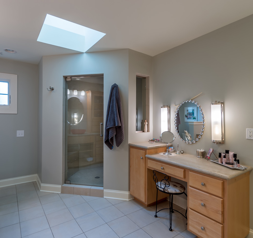 Идея дизайна: маленькая главная, серо-белая ванная комната в классическом стиле с плоскими фасадами, светлыми деревянными фасадами, душевой комнатой, синей плиткой, керамической плиткой, синими стенами, полом из керамической плитки, столешницей из известняка, белым полом, душем с распашными дверями, отдельно стоящей ванной, унитазом-моноблоком, накладной раковиной, бежевой столешницей, тумбой под одну раковину, напольной тумбой, потолком с обоями и обоями на стенах для на участке и в саду