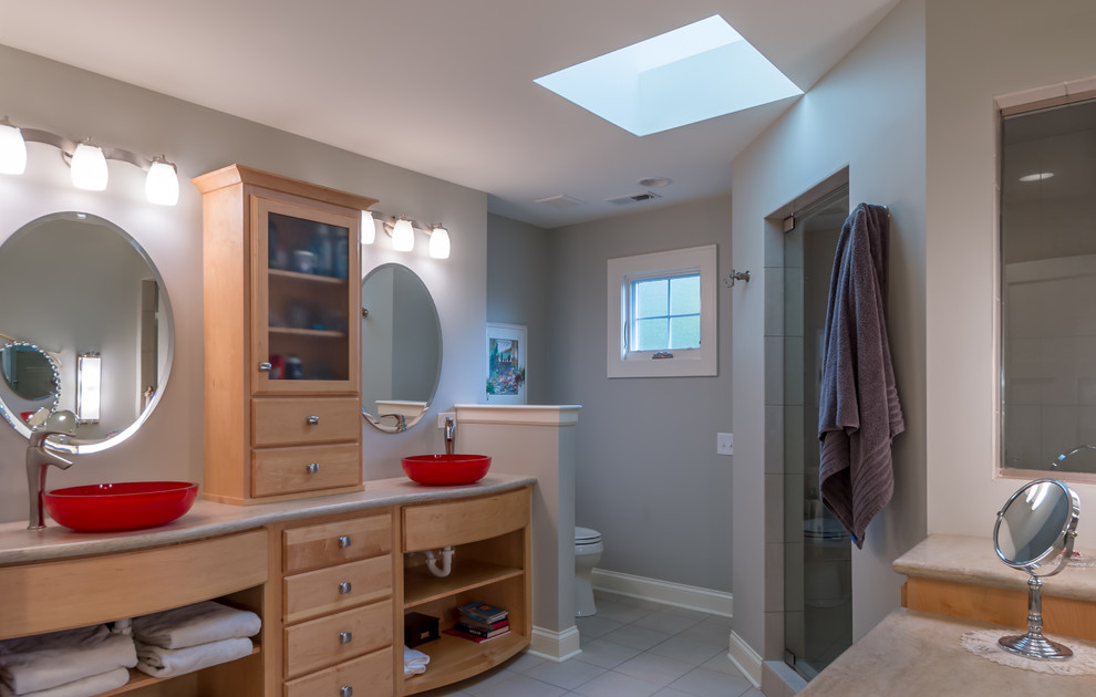 Стильный дизайн: маленькая главная, серо-белая ванная комната в классическом стиле с плоскими фасадами, светлыми деревянными фасадами, душевой комнатой, унитазом-моноблоком, синими стенами, полом из керамической плитки, настольной раковиной, белым полом, душем с распашными дверями, отдельно стоящей ванной, серой плиткой, керамической плиткой, столешницей из гранита, серой столешницей, зеркалом с подсветкой, тумбой под две раковины, напольной тумбой, потолком с обоями и обоями на стенах для на участке и в саду - последний тренд