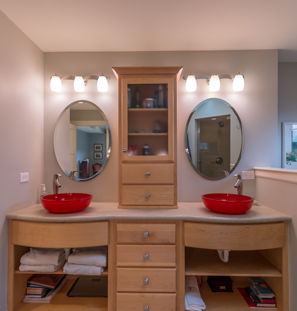 Пример оригинального дизайна: маленькая главная, серо-белая ванная комната в классическом стиле с настольной раковиной, столешницей из гранита, плоскими фасадами, светлыми деревянными фасадами, душевой комнатой, синими стенами, полом из керамической плитки, белым полом, душем с распашными дверями, отдельно стоящей ванной, унитазом-моноблоком, серой плиткой, керамической плиткой, серой столешницей, зеркалом с подсветкой, тумбой под две раковины, напольной тумбой, потолком с обоями и обоями на стенах для на участке и в саду