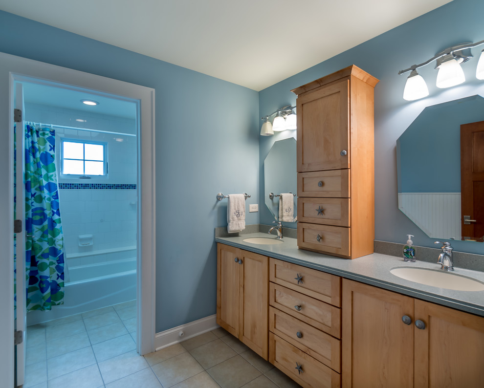 Cette image montre une petite salle d'eau blanche et bois traditionnelle en bois clair avec une baignoire en alcôve, un combiné douche/baignoire, un mur bleu, un sol en carrelage de céramique, un lavabo posé, un plan de toilette en calcaire, un sol blanc, une cabine de douche avec un rideau, un placard à porte plane, WC à poser, un carrelage bleu, des carreaux de céramique, un plan de toilette gris, meuble double vasque, meuble-lavabo sur pied, un plafond en papier peint et du papier peint.