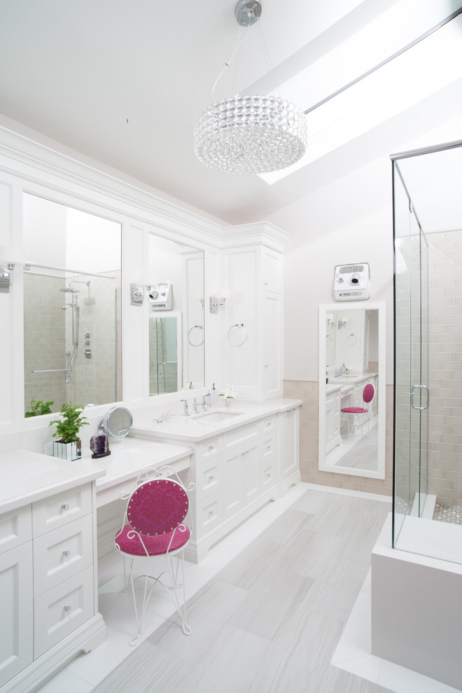 Esempio di una stanza da bagno padronale tradizionale con lavabo sottopiano, ante bianche, piastrelle beige, pareti bianche e top bianco
