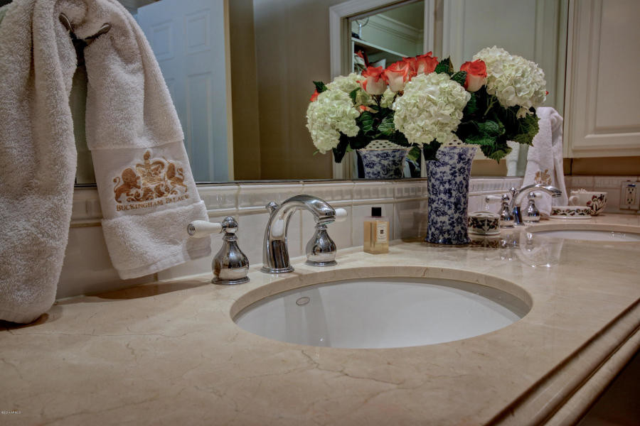 Ejemplo de cuarto de baño principal clásico de tamaño medio con baldosas y/o azulejos blancos, bañera encastrada, lavabo bajoencimera y suelo de piedra caliza
