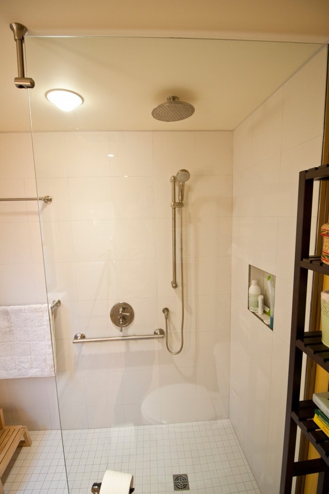 Idée de décoration pour une salle de bain principale design de taille moyenne avec un plan vasque, un placard à porte shaker, des portes de placard grises, une douche à l'italienne, WC à poser, un carrelage blanc, des carreaux de céramique, un mur jaune et parquet clair.